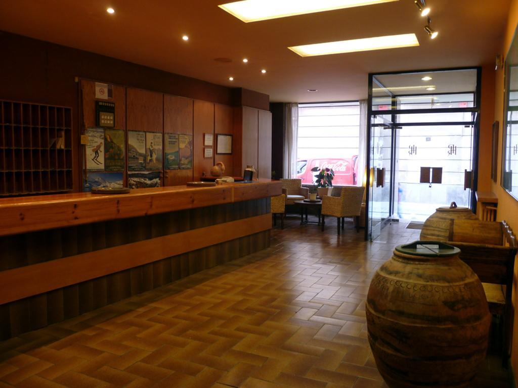 Hotel Pradas Jaca Esterno foto