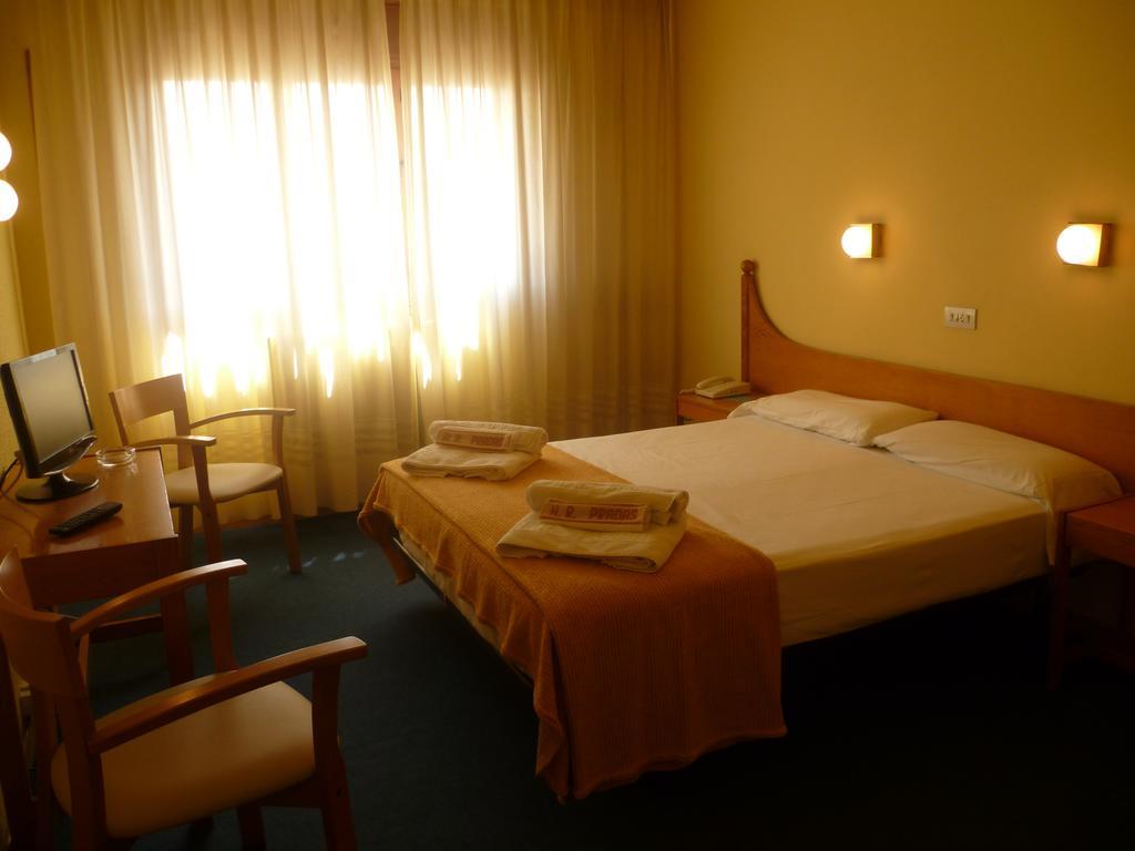 Hotel Pradas Jaca Esterno foto