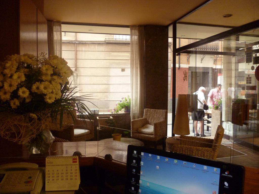 Hotel Pradas Jaca Esterno foto