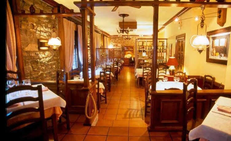 Hotel Pradas Jaca Esterno foto