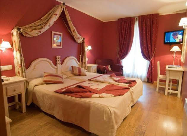 Hotel Pradas Jaca Esterno foto